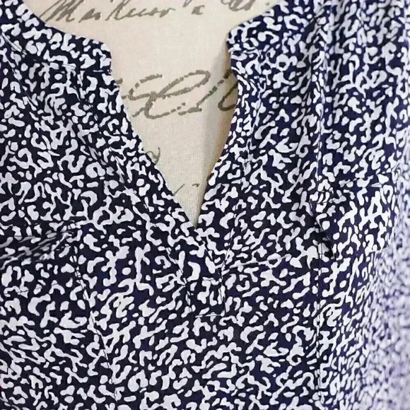 Lila Rose Size M Blue/white leopard print /geometric print blouse - Picture 3 of 14